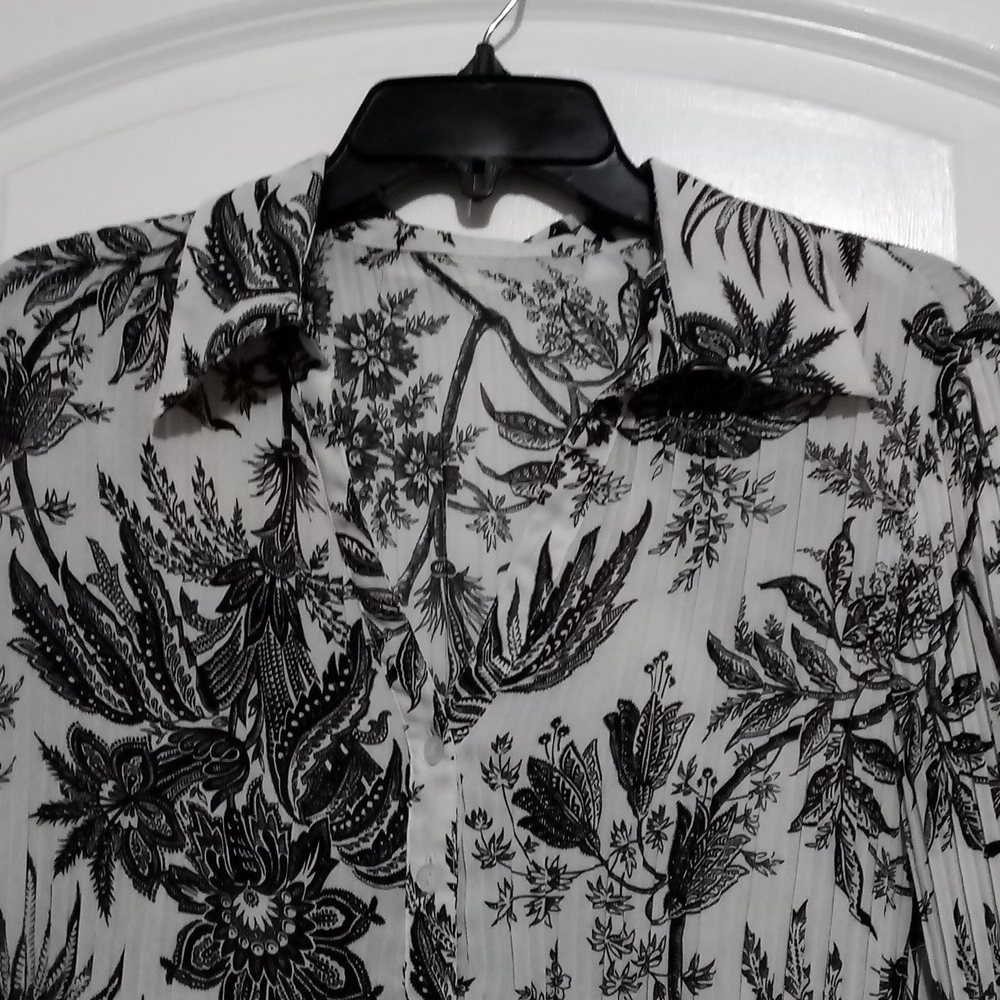 ๐ 4/$20 Black and white pleat 3/4 sleeve blouse - Picture 2 of 4